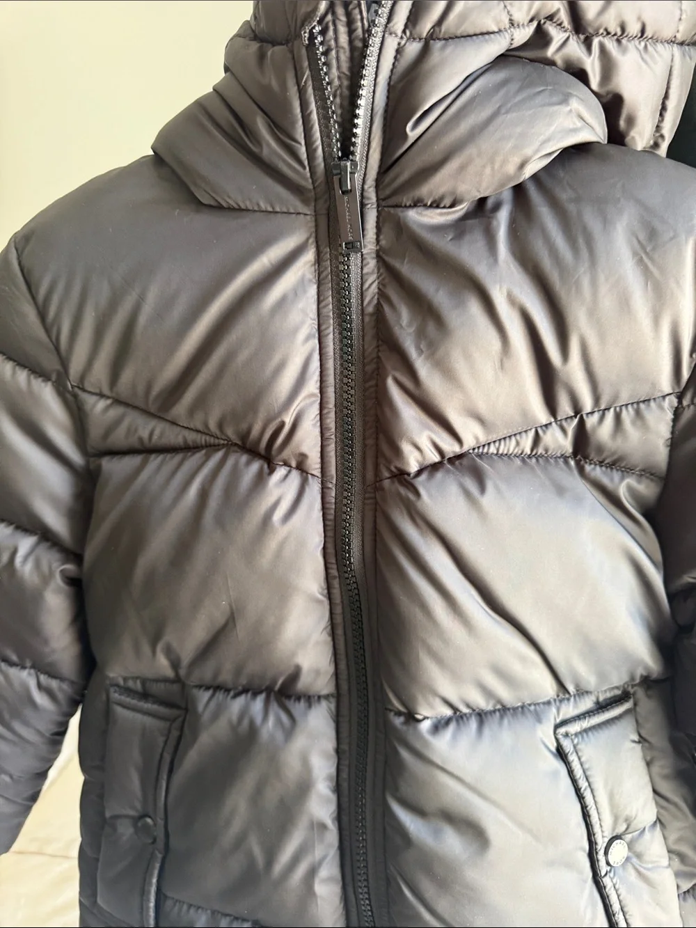 Michael Kors Kids Hooded Puffer Jacket in Black with Tan Lining. Size 5/6